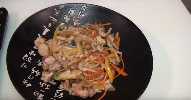 Comme vous pouvez le constater, préparer du udon avec du poulet et des légumes n’est pas difficile.