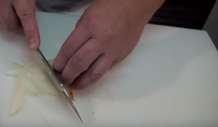 Cortar las cebollas en medias aros finos.