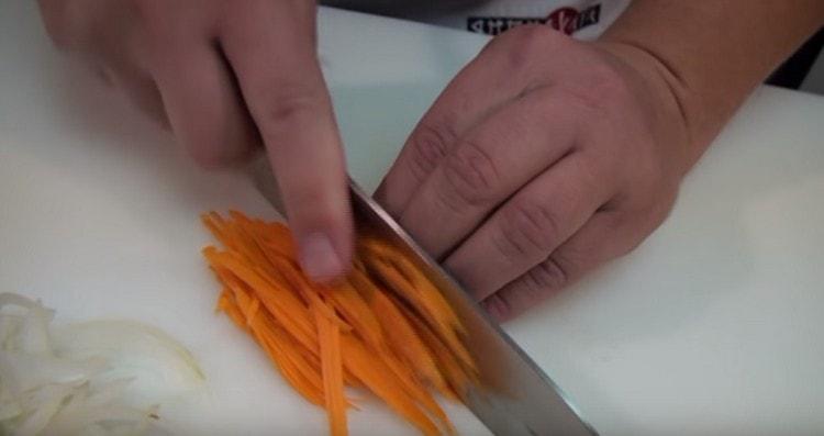 Corte zanahorias tan delgadas como pajitas.