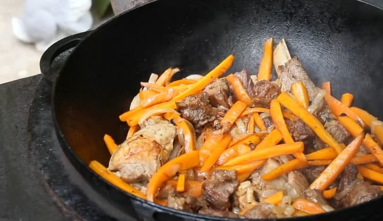 Remettre la viande dans les légumes, mélanger.