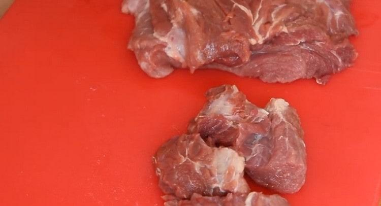 Cortar la carne en trozos.