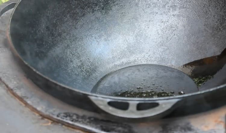 Heat the cauldron with vegetable oil.