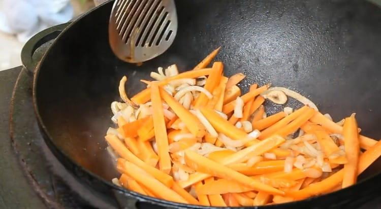 Agregue las zanahorias y mezcle.