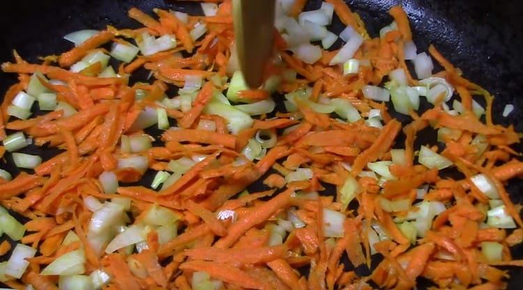 Fry onions with carrots.