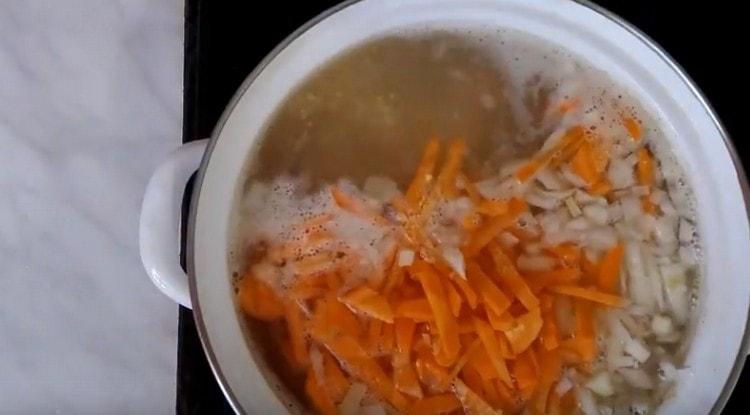 Agregue las cebollas picadas con zanahorias.