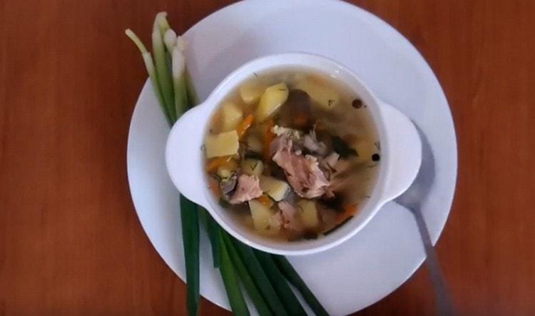 Try this simple recipe and make a fragrant ear from the head and tail of pink salmon.