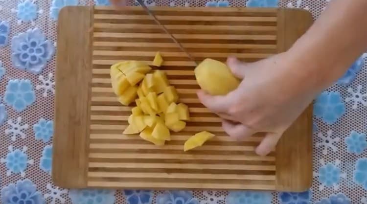 Cortar las papas en rodajas.