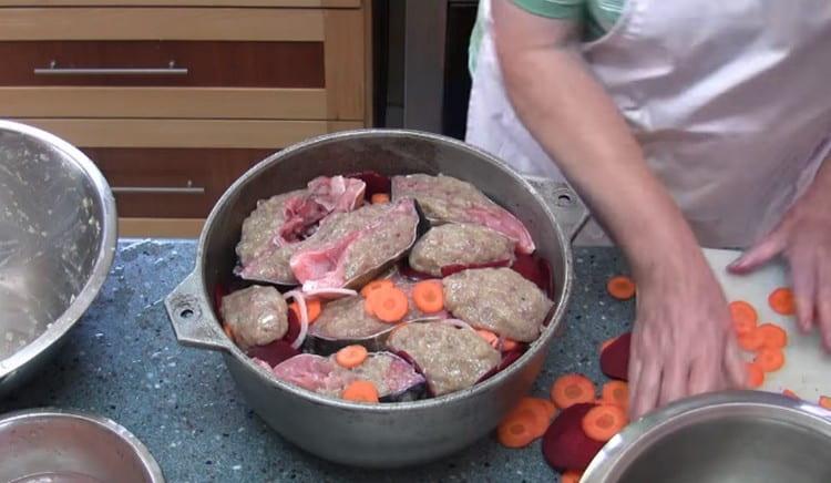Si la viande hachée est laissée, nous en faisons simplement des côtelettes et nous la mettons également dans la casserole.