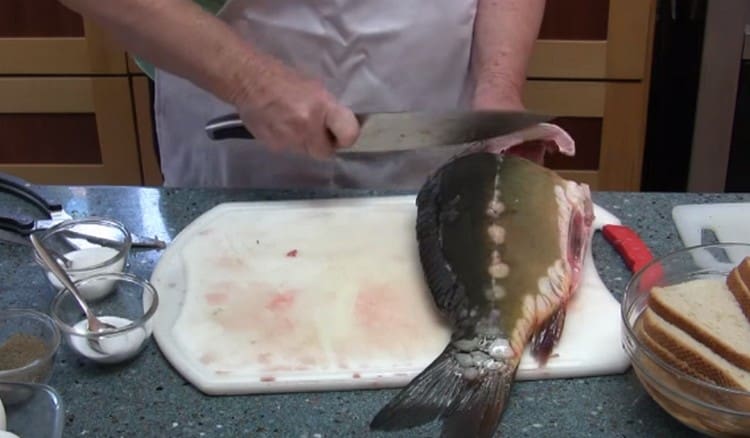 We clean the carp and cut into portions.