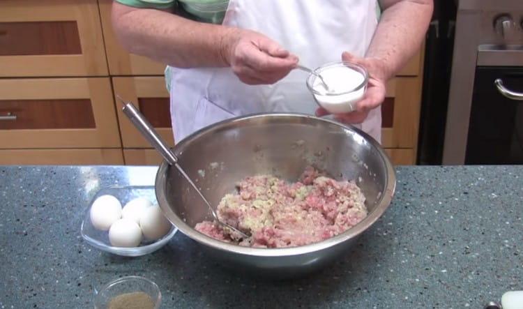 Add salt and pepper to the minced meat.