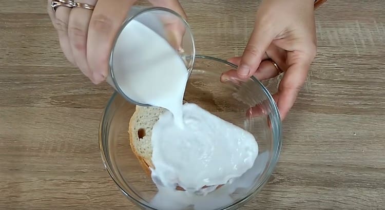 Pour milk with white bread.