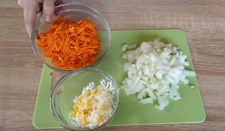 sur une râpe, on frotte un œuf dur, des carottes et des oignons.