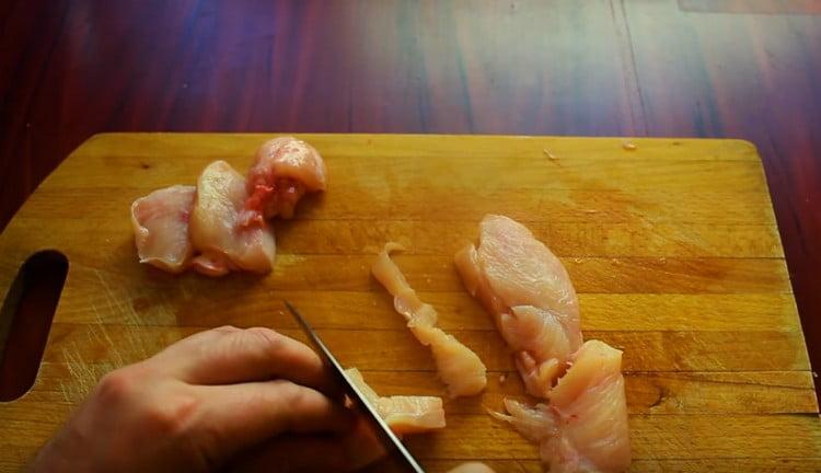 Couper le poulet en petites lanières.