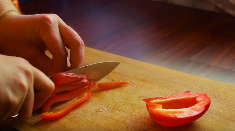 Thinly chop the bell pepper.
