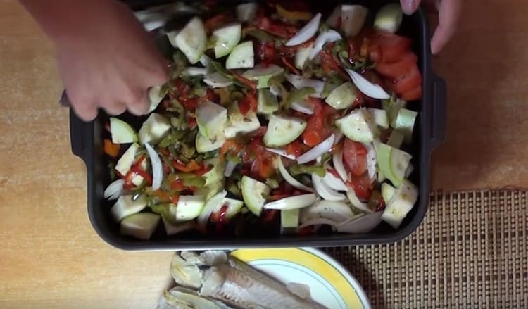 Mélanger les légumes à l'huile d'olive et mettre au four