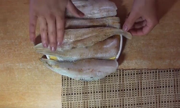 Saupoudrer le poisson avec du poivre.