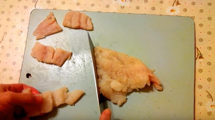 Cortar el filete de pescado en trozos.