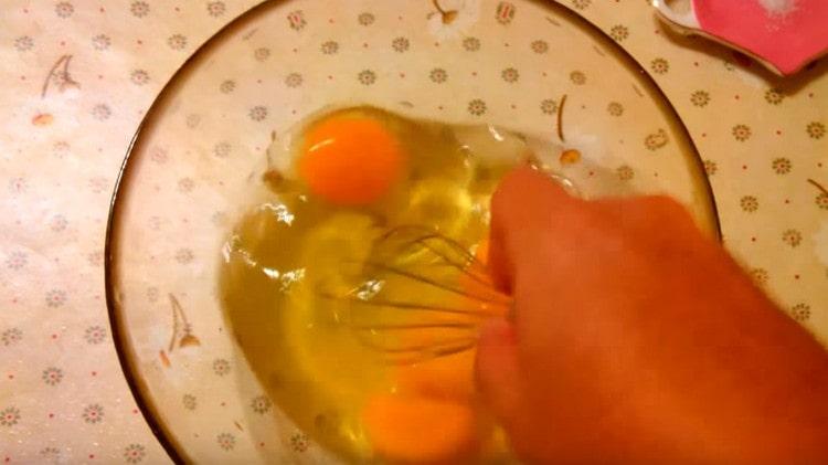 Whisk the eggs with a whisk.