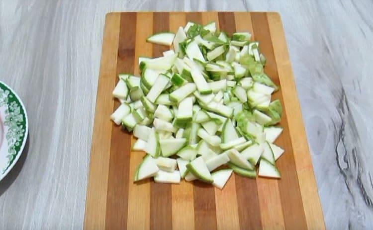 Cut into thin slices of zucchini.