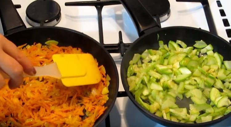 En sartenes individuales, fríe ligeramente el calabacín y las zanahorias con cebolla.