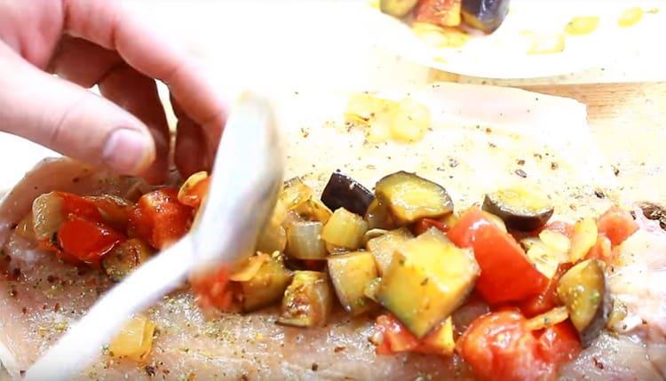 En el filete marinado, ponga las verduras restantes.