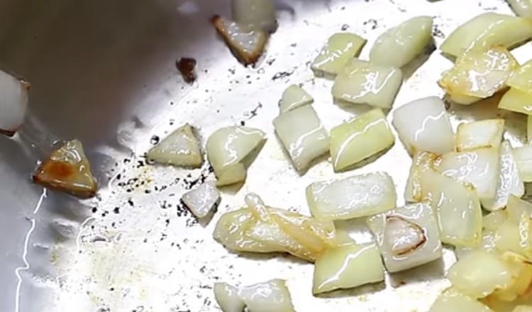 Freír la cebolla hasta que esté tierna en una sartén.
