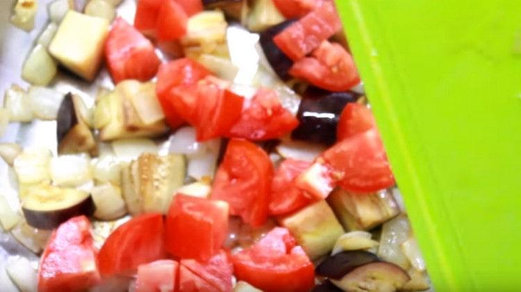 Agregue el tomate a la sartén y fríe las verduras durante unos minutos más.