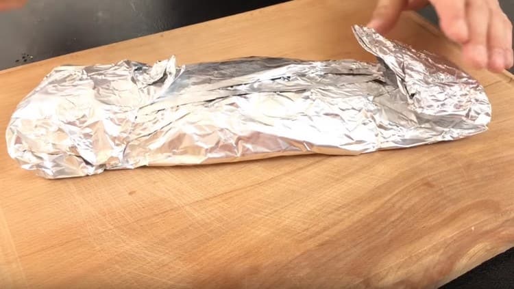 Enveloppez bien le poisson dans du papier d'aluminium.