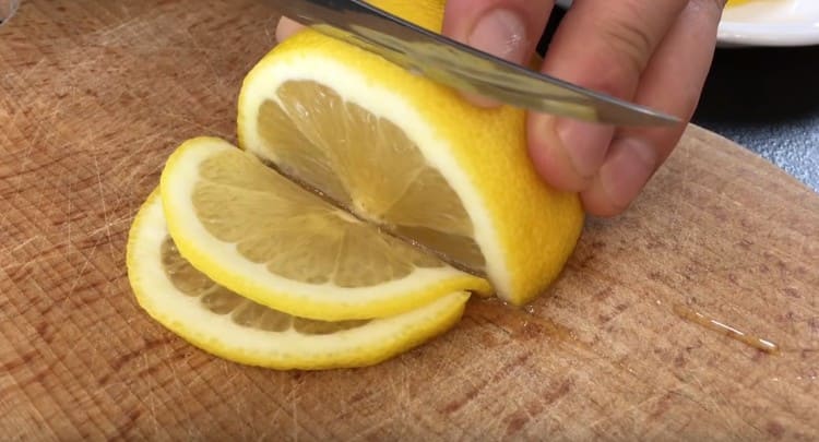 Coupez le citron en fines rondelles.