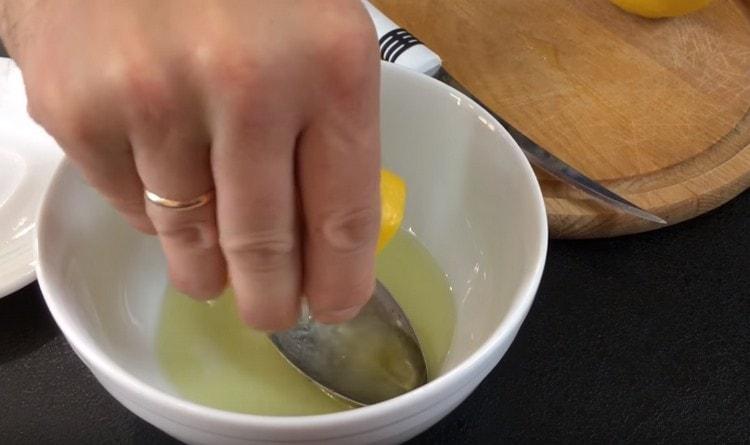 Ajouter le jus de citron à l'huile d'olive.
