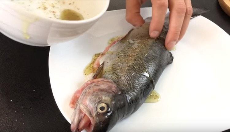 Gautas marinatas sutepa žuvies skerdeną iš vidaus ir išorės.
