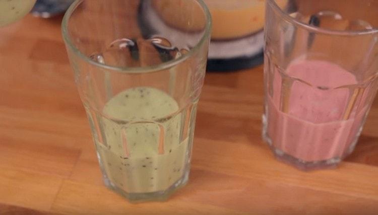 In one glass, pour the first layer of green, and the second pink smoothie.