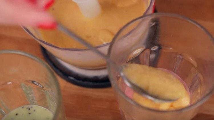 Dans une deuxième couche, répartissez le smoothie kaki avec la banane dans les deux boissons.
