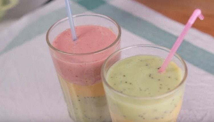 Al servir, un batido de frutas se puede decorar con hojas de menta, y debes beberlo con una pajita.