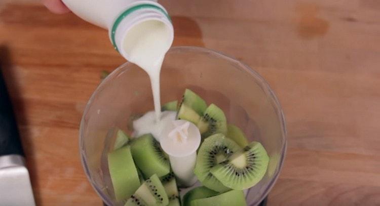 We put the fruits in a blender bowl, add kefir and honey.