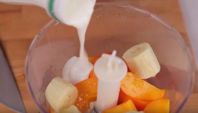 Stavite persimmons u blender, dodajte kriške banane, kefir i med.