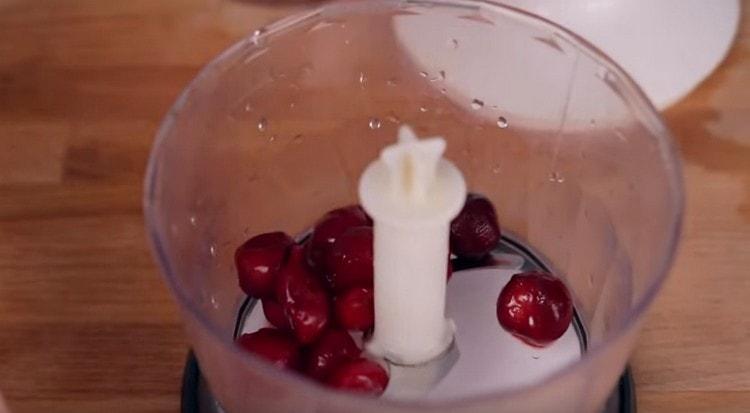 Ikalat ang mga pitted cherries sa mangkok ng blender.