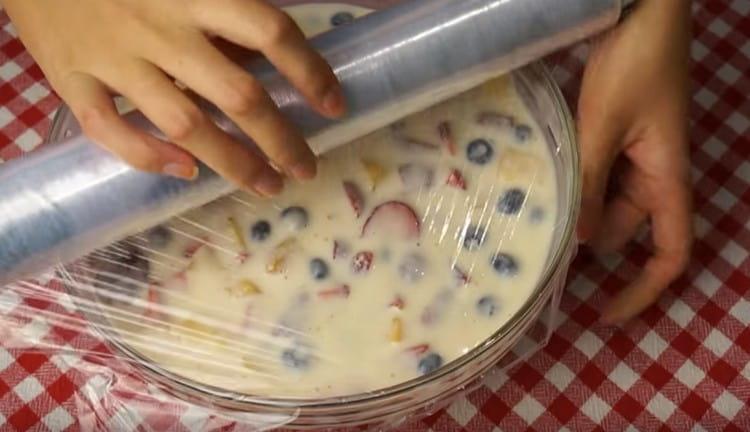 We tighten the container with sour cream and fruit wrap and send to the refrigerator.