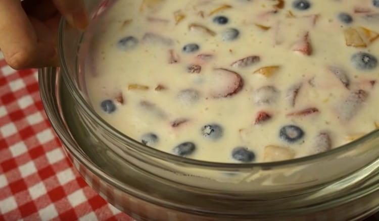 Extraire le gâteau fini du bol. vous devez l'abaisser pendant 10-15 secondes dans de l'eau chaude.