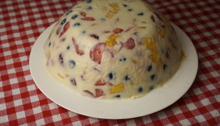 As you can see, making a fruit cake with gelatin and sour cream is not difficult at all.