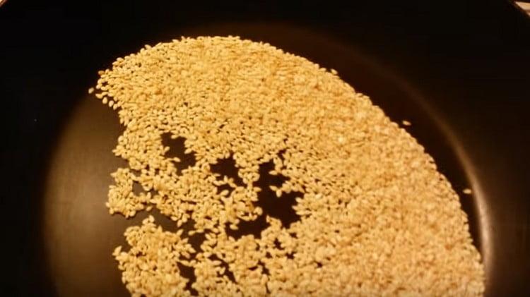 Faire frire les graines de sésame dans une poêle sèche.