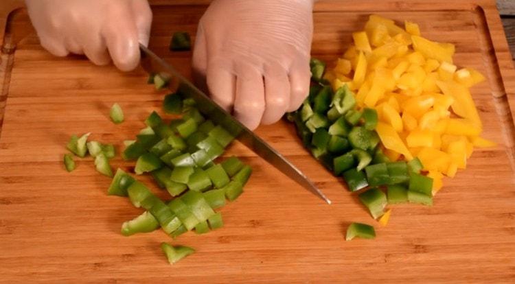 Cut the bell pepper into a small cube.