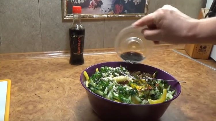 Ajouter l'ail haché, les graines de sésame, assaisonner avec la sauce soja.