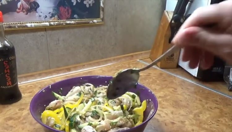 Revuelva bien el plato y coloque el marrón en el refrigerador.