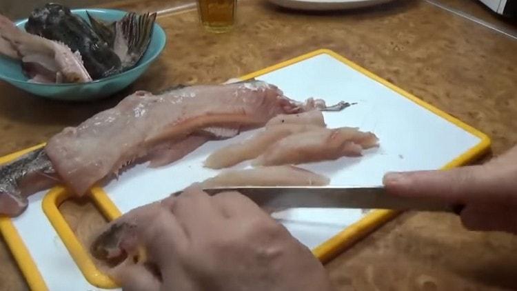 Cortar el filete de lucio en rodajas finas y largas.