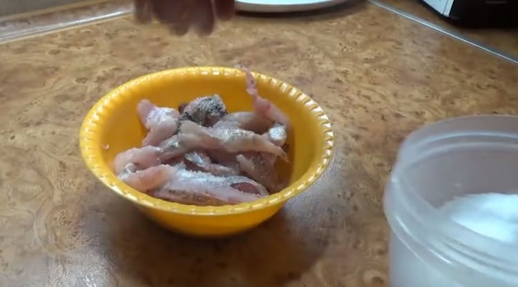 Dobla las rodajas de filete con un tazón, sal.