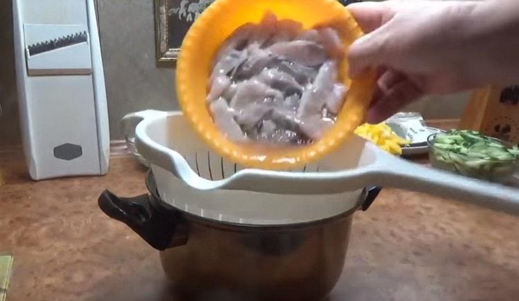 We discard the fish in a colander, and then transfer it to a deep bowl.