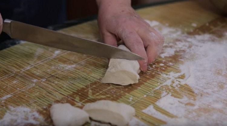 Roll the dough into a tourniquet and cut into portioned slices.