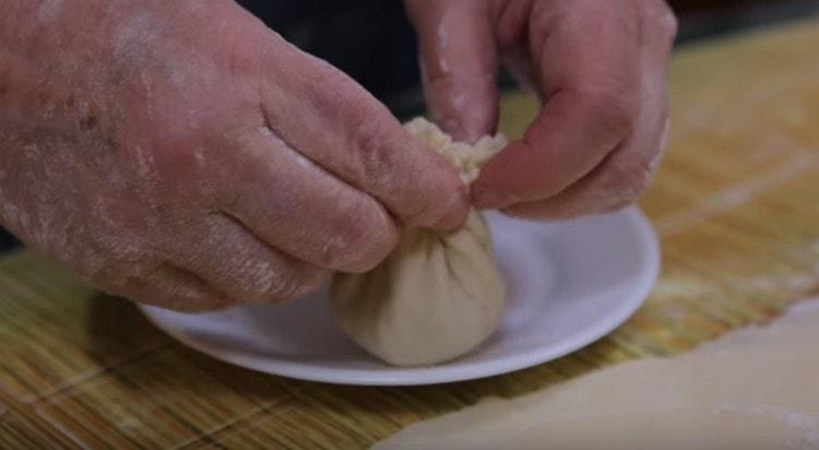 Nous recueillons la pâte avec des plis au centre.