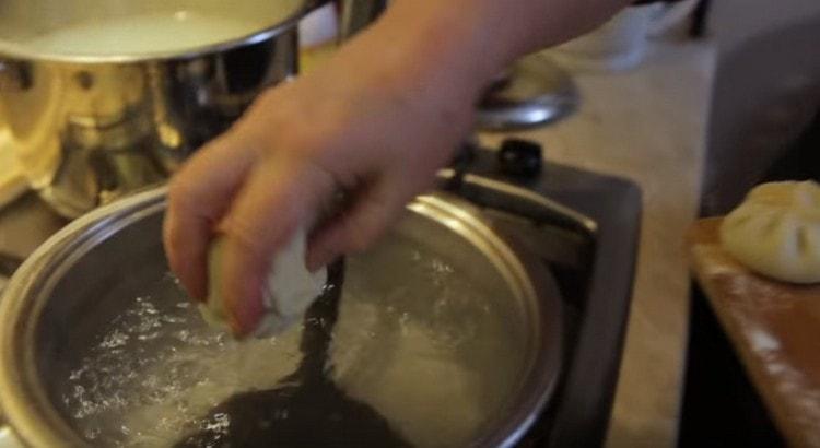 Mettez le khinkali dans de l'eau bouillante salée.